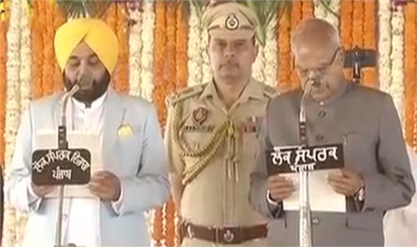 ਭਗਵੰਤ ਮਾਨ ਨੇ ਪੰਜਾਬ ਦੇ ਮੁੱਖ ਮੰਤਰੀ ਦੇ ਅਹੁਦੇ ਦੀ ਸਹੁੰ ਚੁੱਕੀ