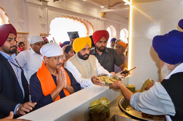 ਭਗਵੰਤ ਸਿੰਘ ਮਾਨ ਤੇ ਕੇਜਰੀਵਾਲ ਦਰਬਾਰ ਸਾਹਿਬ ’ਚ ਨਤਮਸਤਕ ਹੋਏ