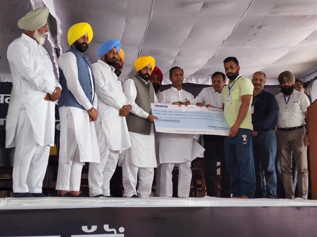 ਪੰਜਾਬ ਦੇ ਮੁੱਖ ਮੰਤਰੀ ਭਗਵੰਤ ਮਾਨ ਮਾਨਸਾ ’ਚ ਨਰਮੇ ਦੇ ਖ਼ਰਾਬੇ ਲਈ ਮੁਆਵਜ਼ਾ ਵੰਡਿਆ