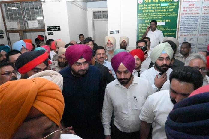 ਪਟਿਆਲਾ ਅਦਾਲਤ ਨੇ ਨਵਜੋਤ ਸਿੰਘ ਸਿੱਧੂ ਨੂੰ ਪੁਲੀਸ ਹਵਾਲੇ ਕੀਤਾ