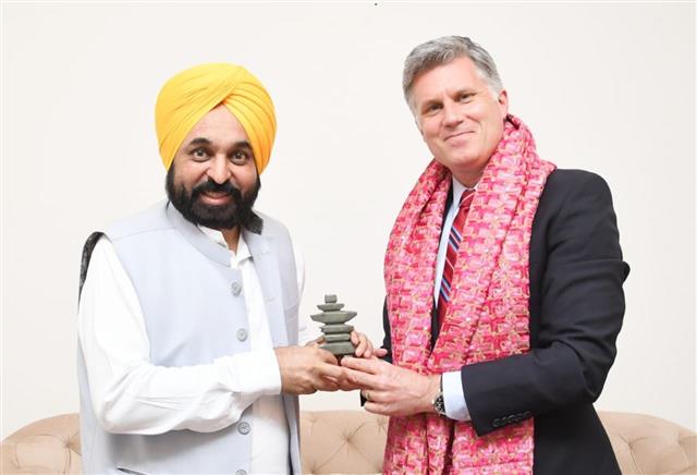 ਕੈਨੇਡਾ ’ਚ ਸਰਗਰਮ ਗੈਂਗਸਟਰਾਂ ਨੂੰ ਕਾਬੂ ਕਰਨ ਲਈ ਮਾਨ ਨੇ ਕੈਨੇਡਾ ਤੋਂ ਸਹਿਯੋਗ ਮੰਗਿਆ ਕੈਨੇਡਾ ’ਚ ਸਰਗਰਮ ਗੈਂਗਸਟਰਾਂ ਨੂੰ ਕਾਬੂ ਕਰਨ ਲਈ ਮਾਨ ਨੇ ਕੈਨੇਡਾ ਤੋਂ ਸਹਿਯੋਗ ਮੰਗਿਆ