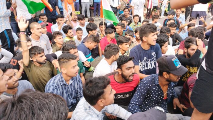 ਮੋਦੀ ਦੇ ਕਾਂਗੜਾ ਦੌਰੇ ਤੋਂ ਪਹਿਲਾਂ ਨੌਜਵਾਨਾਂ ਵੱਲੋਂ ਪ੍ਰਦਰਸ਼ਨ