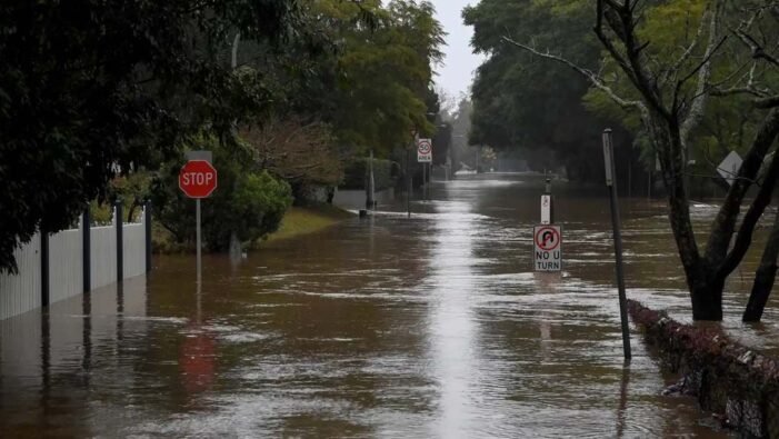 Heavy rain easing but major flooding continues in NSW