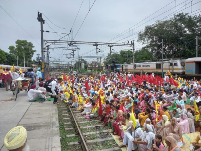 ਪੰਜਾਬ ’ਚ ਕਿਸਾਨਾਂ ਨੇ ਰੇਲਾਂ ਰੋਕੀਆਂ ਪੰਜਾਬ ’ਚ ਕਿਸਾਨਾਂ ਨੇ ਰੇਲਾਂ ਰੋਕੀਆਂ