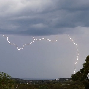 Thunderstorms and rain expected in parts of Qld, NSW and Victoria