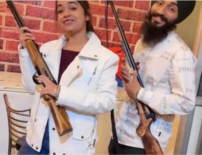 ਜਲੰਧਰ ਦੇ ਕੁਲਹੜ ਪੀਜ਼ਾ ਜੋੜੇ ਨੂੰ ਬੰਦੂਕਾਂ ਨਾਲ ਫੋਟੋਆਂ ਪੋਸਟ ਕਰਨੀਆਂ ਮਹਿੰਗੀਆਂ ਪਈਆਂ, ਪੁਲੀਸ ਨੇ ਕੇਸ ਦਰਜ ਕੀਤਾ