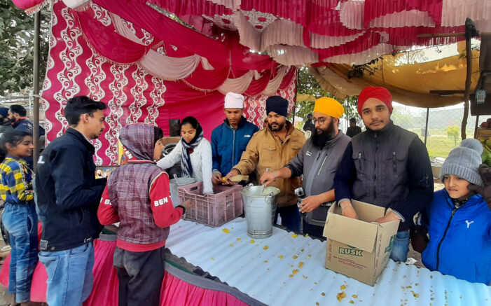 ਸੂਲਰ ਰੋਡ ’ਤੇ ਲੰਗਰ ਲਗਾਇਆ