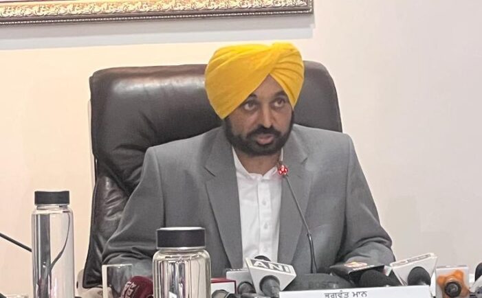ਪੰਜਾਬ ਸਰਕਾਰ ਨੇ ਠੇਕੇ ’ਤੇ ਰੱਖੇ 14417 ਮੁਲਾਜ਼ਮਾਂ ਦੀਆਂ ਸੇਵਾਵਾਂ ਪੱਕੀਆਂ ਕਰਨ ਦਾ ਫ਼ੈਸਲਾ ਪੰਜਾਬ ਸਰਕਾਰ ਨੇ ਠੇਕੇ ’ਤੇ ਰੱਖੇ 14417 ਮੁਲਾਜ਼ਮਾਂ ਦੀਆਂ ਸੇਵਾਵਾਂ ਪੱਕੀਆਂ ਕਰਨ ਦਾ ਫ਼ੈਸਲਾ