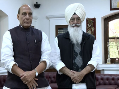 ਰੱਖਿਆ ਮੰਤਰੀ ਰਾਜਨਾਥ ਸਿੰਘ ਨੇ ਡੇਰਾ ਬਿਆਸ ਮੁਖੀ ਨਾਲ ਇਕ ਘੰਟਾ ਬੰਦ ਕਮਰਾ ਮੀਟਿੰਗ ਕੀਤੀ ਰੱਖਿਆ ਮੰਤਰੀ ਰਾਜਨਾਥ ਸਿੰਘ ਨੇ ਡੇਰਾ ਬਿਆਸ ਮੁਖੀ ਨਾਲ ਇਕ ਘੰਟਾ ਬੰਦ ਕਮਰਾ ਮੀਟਿੰਗ ਕੀਤੀ