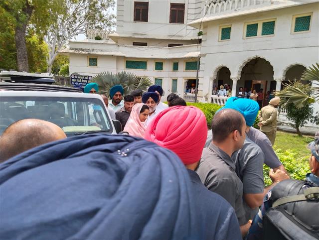 ਕੋਟਕਪੂਰਾ ਗੋਲੀ ਕਾਂਡ: ਪ੍ਰਕਾਸ਼ ਸਿੰਘ ਬਾਦਲ ਤੇ ਸੁਖਬੀਰ ਬਾਦਲ ਅਦਾਲਤ ’ਚ ਪੇਸ਼ ਕੋਟਕਪੂਰਾ ਗੋਲੀ ਕਾਂਡ: ਪ੍ਰਕਾਸ਼ ਸਿੰਘ ਬਾਦਲ ਤੇ ਸੁਖਬੀਰ ਬਾਦਲ ਅਦਾਲਤ ’ਚ ਪੇਸ਼