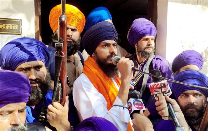 ਪੰਜਾਬ ਤੇ ਹਰਿਆਣਾ ਹਾਈ ਕੋਰਟ ਨੇ ਅੰਮ੍ਰਿਤਪਾਲ ਸਿੰਘ ਦੇ ਫ਼ਰਾਰ ਹੋਣ ’ਤੇ ਰਾਜ ਸਰਕਾਰ ਨੂੰ ਝਾੜਿਆ ਪੰਜਾਬ ਤੇ ਹਰਿਆਣਾ ਹਾਈ ਕੋਰਟ ਨੇ ਅੰਮ੍ਰਿਤਪਾਲ ਸਿੰਘ ਦੇ ਫ਼ਰਾਰ ਹੋਣ ’ਤੇ ਰਾਜ ਸਰਕਾਰ ਨੂੰ ਝਾੜਿਆ