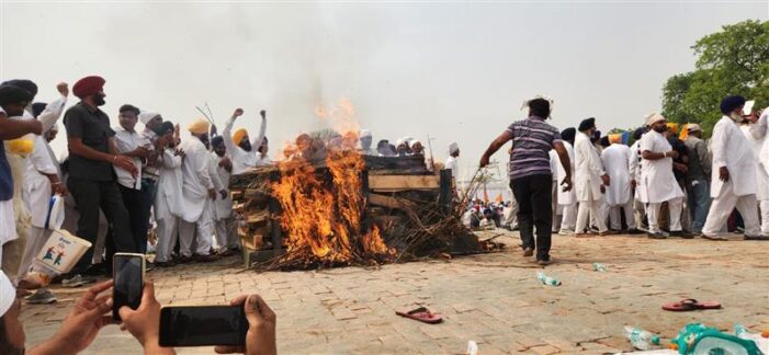 ਪੰਜਾਬ ਦੇ ਸਾਬਕਾ ਮੰਤਰੀ ਪ੍ਰਕਾਸ਼ ਸਿੰਘ ਬਾਦਲ ਦਾ ਸਸਕਾਰ ਪੰਜਾਬ ਦੇ ਸਾਬਕਾ ਮੰਤਰੀ ਪ੍ਰਕਾਸ਼ ਸਿੰਘ ਬਾਦਲ ਦਾ ਸਸਕਾਰ