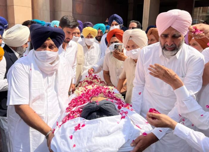 ਅੰਤਿਮ ਦਰਸ਼ਨ ਲਈ ਪਾਰਟੀ ਦਫ਼ਤਰ ’ਚ ਰੱਖੀ ਪ੍ਰਕਾਸ਼ ਸਿੰਘ ਬਾਦਲ ਦੀ ਦੇਹ