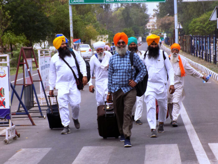 ਗੁਰਦੁਆਰਾ ਪੰਜਾ ਸਾਹਿਬ ’ਚ ਵਿਸਾਖੀ ਮਨਾ ਕੇ ਵਤਨ ਪਰਤਿਆ ਸਿੱਖ ਸ਼ਰਧਾਲੂਆਂ ਦਾ ਜਥਾ ਗੁਰਦੁਆਰਾ ਪੰਜਾ ਸਾਹਿਬ ’ਚ ਵਿਸਾਖੀ ਮਨਾ ਕੇ ਵਤਨ ਪਰਤਿਆ ਸਿੱਖ ਸ਼ਰਧਾਲੂਆਂ ਦਾ ਜਥਾ