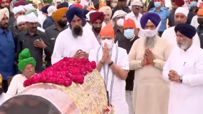 ਮੋਦੀ ਨੇ ਚੰਡੀਗੜ੍ਹ ’ਚ ਪ੍ਰਕਾਸ਼ ਸਿੰਘ ਬਾਦਲ ਨੂੰ ਸ਼ਰਧਾਂਜਲੀ ਦਿੱਤੀ