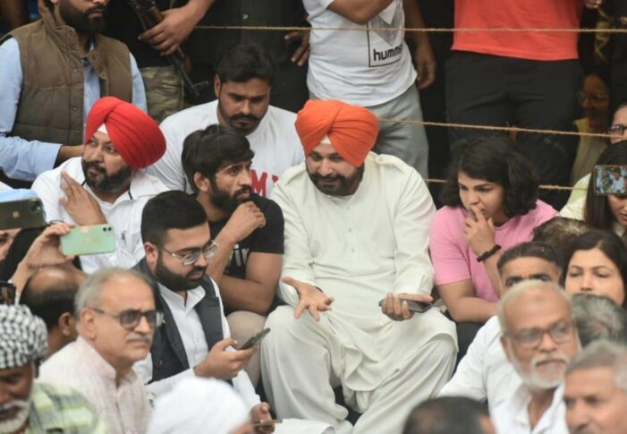 ਧਰਨਾਕਾਰੀ ਪਹਿਲਵਾਨਾਂ ਦੇ ਸਮਰਥਨ ’ਚ ਜੰਤਰ-ਮੰਤਰ ਪਹੁੰਚੇ ਨਵਜੋਤ ਸਿੱਧੂ ਧਰਨਾਕਾਰੀ ਪਹਿਲਵਾਨਾਂ ਦੇ ਸਮਰਥਨ ’ਚ ਜੰਤਰ-ਮੰਤਰ ਪਹੁੰਚੇ ਨਵਜੋਤ ਸਿੱਧੂ