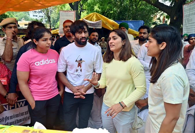 ਪ੍ਰਦਰਸ਼ਨਕਾਰੀ ਭਲਵਾਨਾਂ ਨੇ ਹਨੂੰਮਾਨ ਮੰਦਰ ਤੱਕ ਮਾਰਚ ਕੀਤਾ ਤੇ ਬੰਗਲਾ ਸਾਹਿਬ ਗੁਰਦੁਆਰੇ ਵੀ ਜਾਣਗੇ ਪ੍ਰਦਰਸ਼ਨਕਾਰੀ ਭਲਵਾਨਾਂ ਨੇ ਹਨੂੰਮਾਨ ਮੰਦਰ ਤੱਕ ਮਾਰਚ ਕੀਤਾ ਤੇ ਬੰਗਲਾ ਸਾਹਿਬ ਗੁਰਦੁਆਰੇ ਵੀ ਜਾਣਗੇ