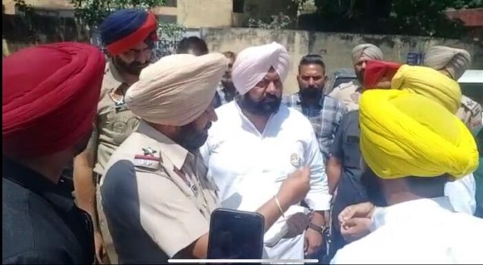 ਜਲੰਧਰ ਜ਼ਿਮਨੀ ਚੋਣ: ਫਿਲੌਰ ’ਚ ਹਲਕੇ ਤੋਂ ਬਾਹਰਲੇ ਬੰਦੇ ਕਾਬੂ ਕੀਤੇ ਜਲੰਧਰ ਜ਼ਿਮਨੀ ਚੋਣ: ਫਿਲੌਰ ’ਚ ਹਲਕੇ ਤੋਂ ਬਾਹਰਲੇ ਬੰਦੇ ਕਾਬੂ ਕੀਤੇ