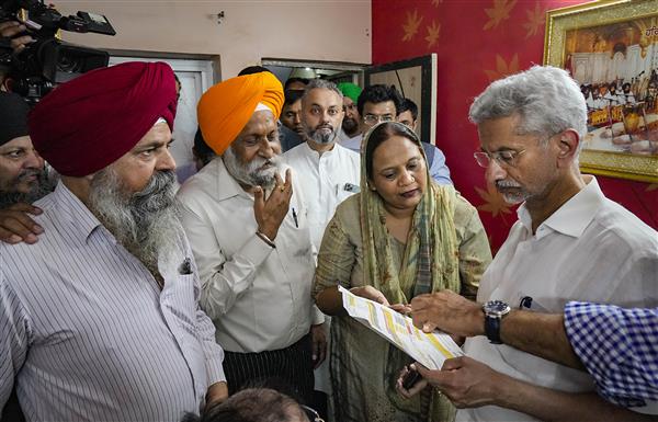ਦਿੱਲੀ ’ਚ 1984 ਦੇ ਦੰਗਾਂ ਪੀੜਤਾਂ ਨੂੰ ਮਿਲੇ ਵਿਦੇਸ਼ ਮੰਤਰੀ ਜੈਸ਼ੰਕਰ ਦਿੱਲੀ ’ਚ 1984 ਦੇ ਦੰਗਾਂ ਪੀੜਤਾਂ ਨੂੰ ਮਿਲੇ ਵਿਦੇਸ਼ ਮੰਤਰੀ ਜੈਸ਼ੰਕਰ