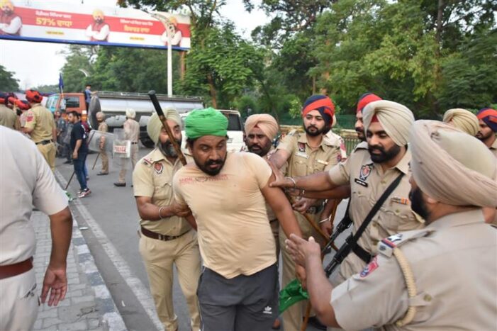 ਪਟਿਆਲਾ ’ਚ ਕਿਸਾਨਾਂ ਦਾ ਚੱਲ ਰਿਹਾ ਧਰਨਾ ਪੁਲੀਸ ਨੇ ਚੁੱਕਿਆ ਪਟਿਆਲਾ ’ਚ ਕਿਸਾਨਾਂ ਦਾ ਚੱਲ ਰਿਹਾ ਧਰਨਾ ਪੁਲੀਸ ਨੇ ਚੁੱਕਿਆ