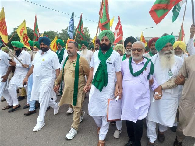 ਕਿਸਾਨਾਂ ਦਾ ਰਾਜ ਸਰਕਾਰ ਖ਼ਿਲਾਫ਼ ਪ੍ਰਦਰਸ਼ਨ ਕਿਸਾਨਾਂ ਦਾ ਰਾਜ ਸਰਕਾਰ ਖ਼ਿਲਾਫ਼ ਪ੍ਰਦਰਸ਼ਨ