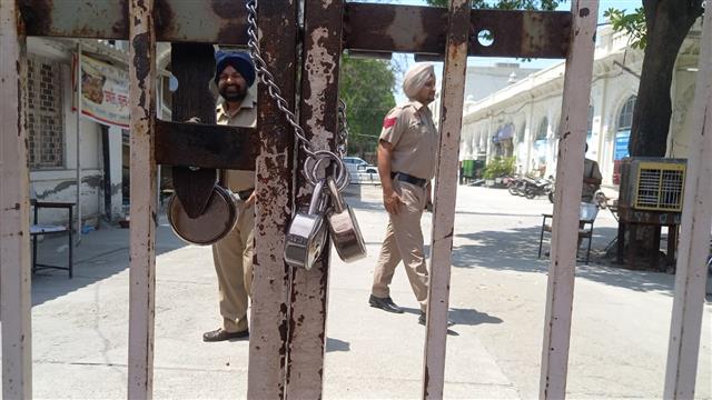 ਕਿਸਾਨਾਂ ਨੇ ਪਾਵਰਕਾਮ ਹੈੱਡਕੁਆਰਟਰ ਦੇ ਗੇਟਾਂ ’ਤੇ ਤਾਲੇ ਮਾਰੇ, ਸਰਕਾਰੀ ਕੰਮ ਠੱਪ ਕਿਸਾਨਾਂ ਨੇ ਪਾਵਰਕਾਮ ਹੈੱਡਕੁਆਰਟਰ ਦੇ ਗੇਟਾਂ ’ਤੇ ਤਾਲੇ ਮਾਰੇ, ਸਰਕਾਰੀ ਕੰਮ ਠੱਪ