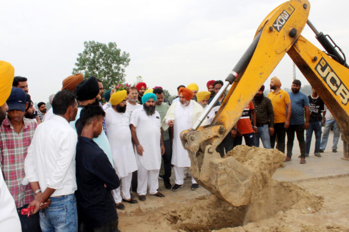 ਕੈਬਨਿਟ ਮੰਤਰੀ ਚੇਤਨ ਸਿੰਘ ਜੌੜਮਾਜਰਾ ਵਲੋਂ ਸੂਲਰ ਦੀ ਜੇ. ਪੀ. ਕਲੋਨੀ ਵਿਚ ਸੀਵਰੇਜ ਦਾ ਉਦਘਾਟਨ ਕੈਬਨਿਟ ਮੰਤਰੀ ਚੇਤਨ ਸਿੰਘ ਜੌੜਮਾਜਰਾ ਵਲੋਂ ਸੂਲਰ ਦੀ ਜੇ. ਪੀ. ਕਲੋਨੀ ਵਿਚ ਸੀਵਰੇਜ ਦਾ ਉਦਘਾਟਨ