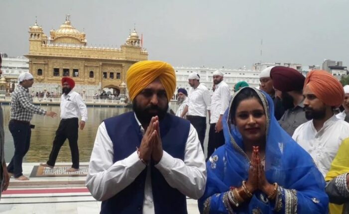 ਭਗਵੰਤ ਮਾਨ ਤੇ ਗੁਰਪ੍ਰੀਤ ਕੌਰ ਦੇ ਵਿਆਹ ਦੀ ਪਹਿਲੀ ਵਰ੍ਹੇਗੰਢ ਅੱਜ, ਰਾਤ ਨੂੰ ਪਾਰਟੀ ਚੰਡੀਗੜ੍ਹ ਕਲੱਬ ’ਚ ਭਗਵੰਤ ਮਾਨ ਤੇ ਗੁਰਪ੍ਰੀਤ ਕੌਰ ਦੇ ਵਿਆਹ ਦੀ ਪਹਿਲੀ ਵਰ੍ਹੇਗੰਢ ਅੱਜ, ਰਾਤ ਨੂੰ ਪਾਰਟੀ ਚੰਡੀਗੜ੍ਹ ਕਲੱਬ ’ਚ