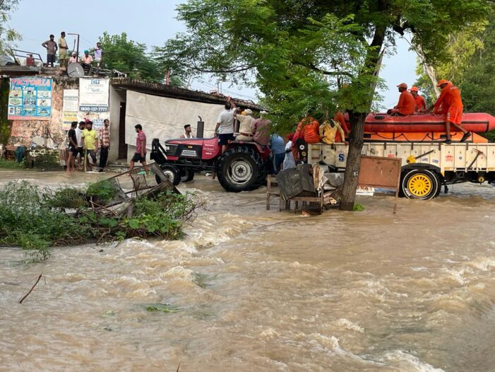 ਪੌਂਗ ਡੈਮ ਤੋਂ ਛੱਡੇ ਪਾਣੀ ਕਾਰਨ ਮੁਕੇਰੀਆਂ ਦੇ ਕਈ ਪਿੰਡਾਂ ’ਚ ਹੜ੍ਹ, ਕੁੱਝ ਪਿੰਡ ਖਾਲੀ ਕਰਵਾਏ ਪੌਂਗ ਡੈਮ ਤੋਂ ਛੱਡੇ ਪਾਣੀ ਕਾਰਨ ਮੁਕੇਰੀਆਂ ਦੇ ਕਈ ਪਿੰਡਾਂ ’ਚ ਹੜ੍ਹ, ਕੁੱਝ ਪਿੰਡ ਖਾਲੀ ਕਰਵਾਏ