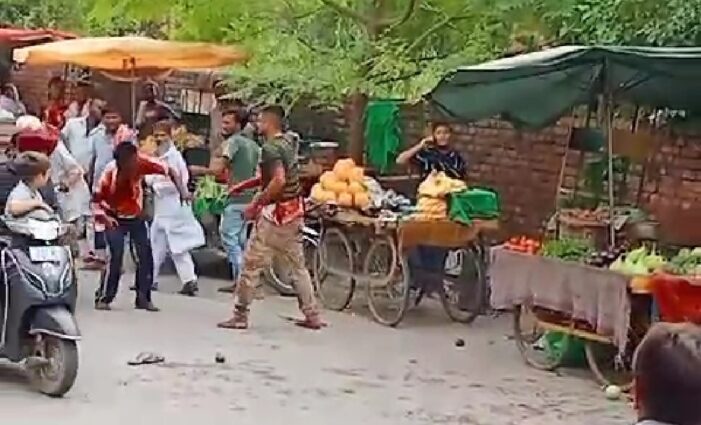 ਰੇਹੜੀ ਵਾਲਿਆਂ ਨੇ ਬਾਜ਼ਾਰ ਵਿੱਚ ਚਾਕੂਆਂ ਨਾਲ ਇੱਕ-ਦੂਜੇ ਨੂੰ ਲਹੂ ਲੁਹਾਣ ਕੀਤਾ ਰੇਹੜੀ ਵਾਲਿਆਂ ਨੇ ਬਾਜ਼ਾਰ ਵਿੱਚ ਚਾਕੂਆਂ ਨਾਲ ਇੱਕ-ਦੂਜੇ ਨੂੰ ਲਹੂ ਲੁਹਾਣ ਕੀਤਾ