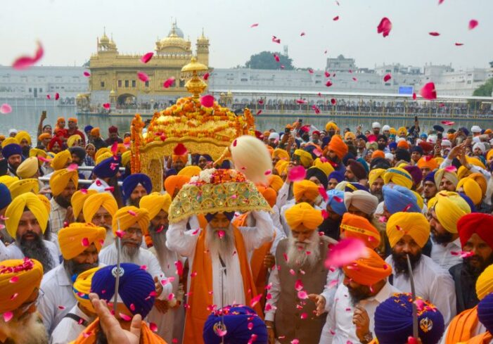 ਅੰਮ੍ਰਿਤਸਰ: ਚੌਥੇ ਪਾਤਸ਼ਾਹ ਗੁਰੂ ਰਾਮਦਾਸ ਦੇ ਪ੍ਰਕਾਸ਼ ਪੁਰਬ ਨੂੰ ਸਮਰਪਿਤ ਵਿਸ਼ਾਲ ਨਗਰ ਕੀਰਤਨ ਸਜਾਇਆ