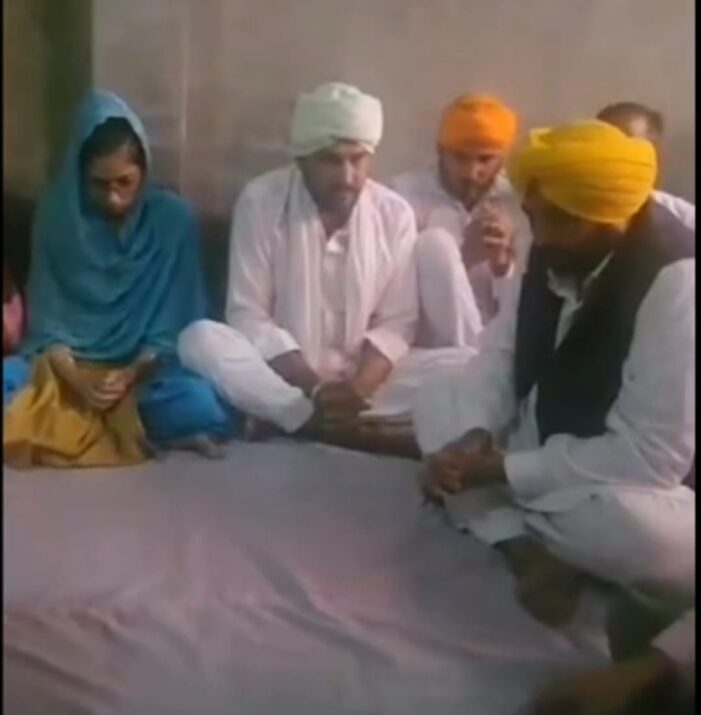 ਪੰਜਾਬ ਦੇ ਮੁੱਖ ਮੰਤਰੀ ਭਗਵੰਤ ਮਾਨ ਨੇ ਅਗਨੀਵੀਰ ਅੰਮ੍ਰਿਤਪਾਲ ਸਿੰਘ ਦੇ ਪਰਿਵਾਰ ਨੂੰ ਇੱਕ ਕਰੋੜ ਦਾ ਚੈੱਕ ਦਿੱਤਾ
