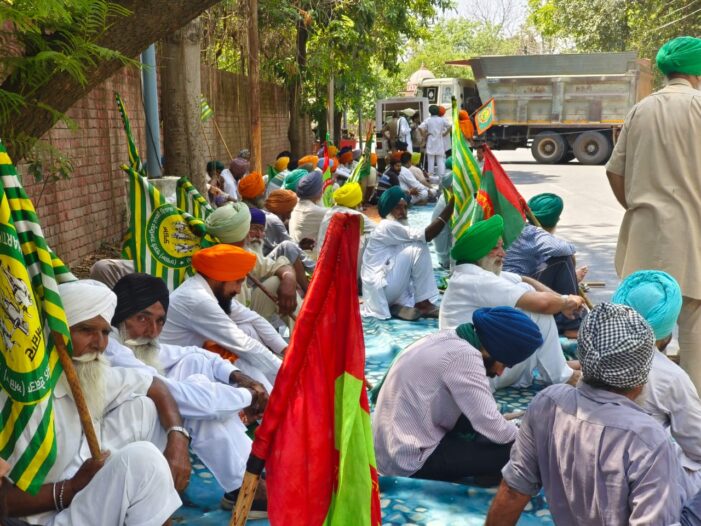 ਕਿਸਾਨਾਂ ਵੱਲੋਂ ਮੋਤੀ ਮਹਿਲ ਅੱਗੇ ਧਰਨਾ ਕਿਸਾਨਾਂ ਵੱਲੋਂ ਮੋਤੀ ਮਹਿਲ ਅੱਗੇ ਧਰਨਾ
