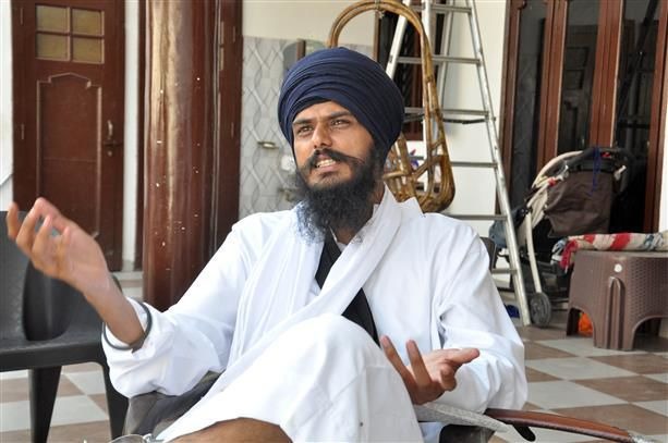 ਅੰਮ੍ਰਿਤਪਾਲ ਸਿੰਘ ਵੱਲੋਂ ਨਜ਼ਰਬੰਦੀ ਦੇ ਹੁਕਮਾਂ ਖ਼ਿਲਾਫ਼ ਪੰਜਾਬ ਅਤੇ ਹਰਿਆਣਾ ਹਾਈਕੋਰਟ ਦਾ ਰੁਖ਼ ਅੰਮ੍ਰਿਤਪਾਲ ਸਿੰਘ ਵੱਲੋਂ ਨਜ਼ਰਬੰਦੀ ਦੇ ਹੁਕਮਾਂ ਖ਼ਿਲਾਫ਼ ਪੰਜਾਬ ਅਤੇ ਹਰਿਆਣਾ ਹਾਈਕੋਰਟ ਦਾ ਰੁਖ਼