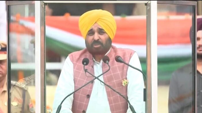 ਜਲੰਧਰ ਵਿਚ ਸੂਬਾ ਪੱਧਰੀ ਸਮਾਗਮ ਦੌਰਾਨ ਮੁੱਖ ਮੰਤਰੀ ਭਗਵੰਤ ਮਾਨ ਨੇ ਤਿਰੰਗਾ ਲਹਿਰਾਇਆ