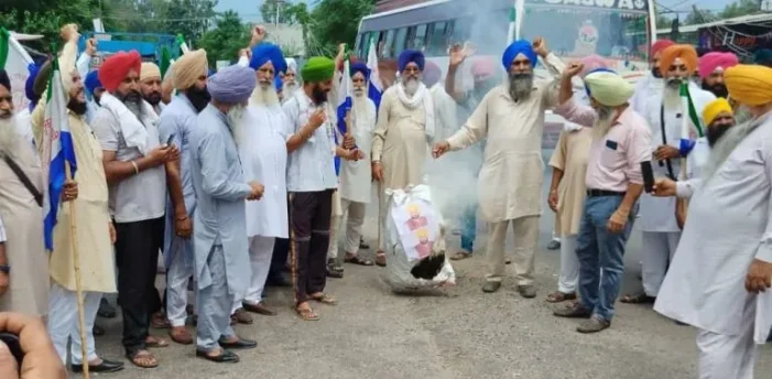 ਪੈਟਰੋਲ-ਡੀਜ਼ਲ ਦੀਆਂ ਕੀਮਤਾਂ ’ਚ ਵਾਧੇ ਖ਼ਿਲਾਫ਼ ਕਿਸਾਨਾਂ ਨੇ ਮੁੱਖ ਮੰਤਰੀ ਦੇ ਪੁਤਲੇ ਫੂਕੇ