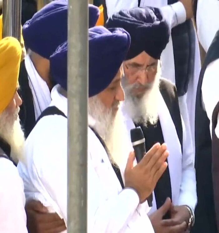 ਸਜ਼ਾ ਦੌਰਾਨ ਤਖ਼ਤੀ ਨੂੰ ਗਲੇ ਵਿਚ ਤਖ਼ਤੀ ਪਾ ਕੇ ਰੱਖੇਗਾ ਸੁਖਬੀਰ ਸਿੰਘ ਬਾਦਲ