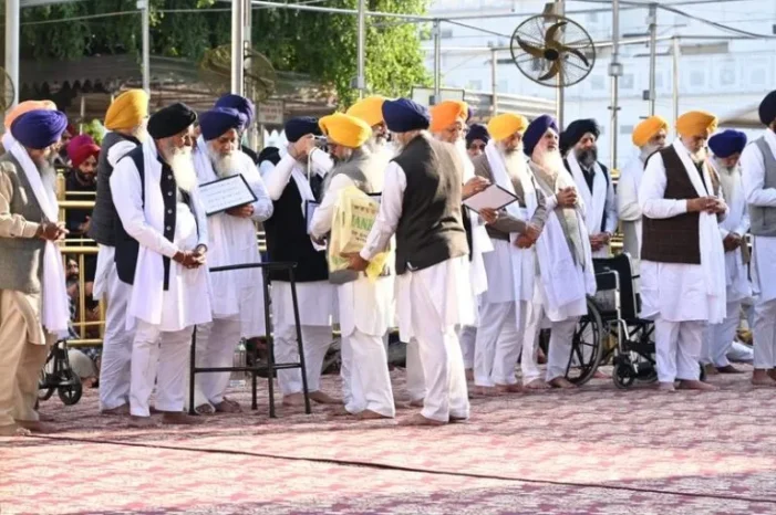 ਸੁਖਬੀਰ ਬਾਦਲ ਨੇ ਅਕਾਲ ਤਖ਼ਤ ਅੱਗੇ ਗੁਨਾਹ ਕਬੂਲੇ; ਸਿੰਘ ਸਾਹਿਬਾਨਾਂ ਨੇ ਪਖਾਨੇ ਸਾਫ਼ ਕਰਨ, ਭਾਂਡੇ ਮਾਂਜਣ ਦੀ ਸੇਵਾ ਲਾਈ