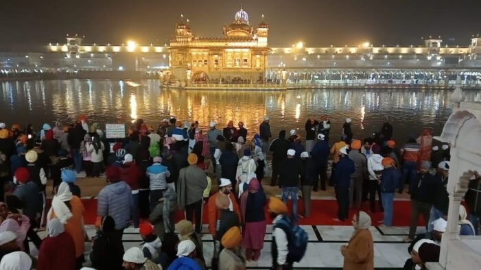 ਨਵੇਂ ਸਾਲ ਮੌਕੇ ਹਜ਼ਾਰਾਂ ਸ਼ਰਧਾਲੂਆਂ ਨੇ ਹਰਮਿੰਦਰ ਸਾਹਿਬ ਮੱਥਾ ਟੇਕਿਆ