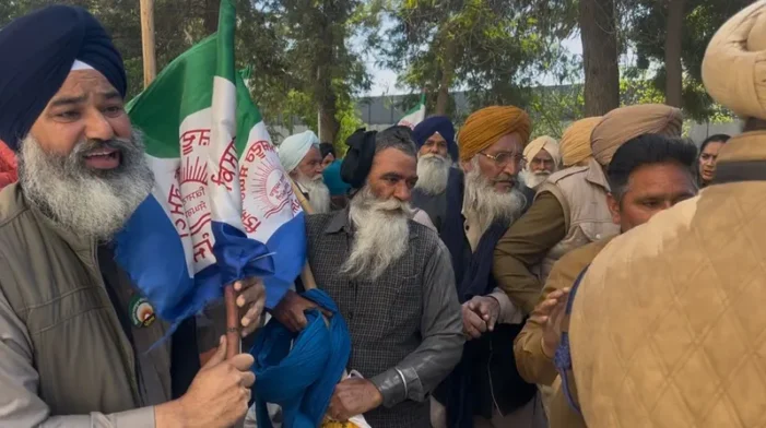 ਧਰਨਾ ਦੇਣ ਪੁੱਜੇ ਕਿਸਾਨਾਂ ਨਾਲ ਪੁਲੀਸ ਵੱਲੋਂ ਧੱਕਾ ਮੁੱਕੀ, ਪੱਗਾਂ ਲੱਥੀਆਂ