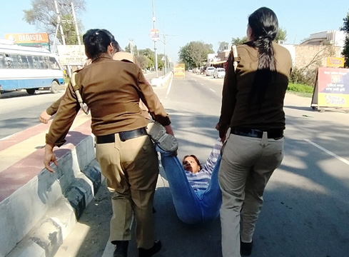 ਸੰਗਰੂਰ ’ਚ ਮੁੱਖ ਮੰਤਰੀ ਦੀ ਕੋਠੀ ਅੱਗੇ ਬੇਰੁਜ਼ਗਾਰਾਂ ਅਤੇ ਪੁਲੀਸ ਦਰਮਿਆਨ ਖਿੱਚ-ਧੂਹ