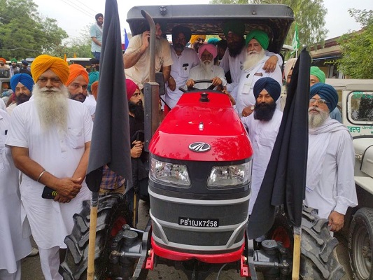 ਲੈਂਡ ਪੂਲਿੰਗ ਨੀਤੀ: ਟਰੈਕਟਰ ਲੈ ਕੇ ਸੜਕਾਂ ’ਤੇ ਉੱਤਰੇ ਕਿਸਾਨ
