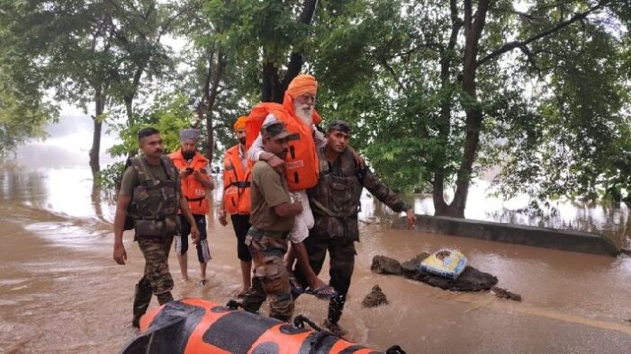 ਕੁਦਰਤ ਦੀ ਮਾਰ: ਡੈਮਾਂ ’ਚ ਪਾਣੀ ਚੜ੍ਹਨ ਦਾ ਸਿਲਸਿਲਾ ਜਾਰੀ ਕੁਦਰਤ ਦੀ ਮਾਰ: ਡੈਮਾਂ ’ਚ ਪਾਣੀ ਚੜ੍ਹਨ ਦਾ ਸਿਲਸਿਲਾ ਜਾਰੀ