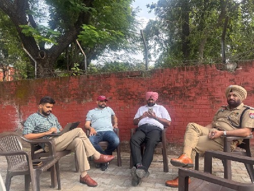 ਨਵਨੀਤ ਚਤੁਰਵੇਦੀ ਦੀ ਗ੍ਰਿਫਤਾਰੀ ਲਈ ਪੰਜਾਬ ਪੁਲੀਸ ਨੇ ਸੈਕਟਰ 3 ਥਾਣੇ ਦੇ ਬਾਹਰ ਲਾਏ ਡੇਰੇ ਨਵਨੀਤ ਚਤੁਰਵੇਦੀ ਦੀ ਗ੍ਰਿਫਤਾਰੀ ਲਈ ਪੰਜਾਬ ਪੁਲੀਸ ਨੇ ਸੈਕਟਰ 3 ਥਾਣੇ ਦੇ ਬਾਹਰ ਲਾਏ ਡੇਰੇ