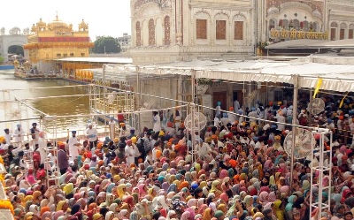 ਗੁਰੂ ਰਾਮਦਾਸ ਜੀ ਦੇ ਪ੍ਰਕਾਸ਼ ਪੁਰਬ ਮੌਕੇ ਵੱਡੀ ਗਿਣਤੀ ਸੰਗਤ ਹਰਿਮੰਦਰ ਸਾਹਿਬ ਵਿਖੇ ਨਤਮਸਤਕ ਹੋਈ