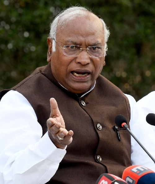 ਸਾਰੇ ਵਿਵਾਦ ਦੀ ਜੜ੍ਹ RSS, ਲੱਗਣਾ ਚਾਹੀਦਾ ਬੈਨ ; ਮੱਲਿਕਾਰਜੁਨ ਖੜਗੇ ਨੇ ਮੋਦੀ ਸਰਕਾਰ ’ਤੇ ਨਿਸ਼ਾਨਾ ਸਾਧਿਆ ਸਾਰੇ ਵਿਵਾਦ ਦੀ ਜੜ੍ਹ RSS, ਲੱਗਣਾ ਚਾਹੀਦਾ ਬੈਨ ; ਮੱਲਿਕਾਰਜੁਨ ਖੜਗੇ ਨੇ ਮੋਦੀ ਸਰਕਾਰ ’ਤੇ ਨਿਸ਼ਾਨਾ ਸਾਧਿਆ