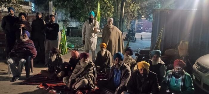 ਟਰਾਲੀ ਚੋਰੀ ਮਾਮਲਾ: ਈਓ ਦੀ ਕੋਠੀ ਬਾਹਰ ਲਗਾਤਾਰ ਪਹਿਰੇ ’ਤੇ ਡਟੇ ਕਿਸਾਨ