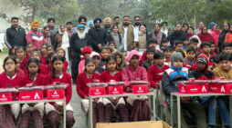 ਰੀਗਨ ਆਹਲੂਵਾਲੀਆ ਵਲੋਂ ਸਕੂਲ ਦੇ ਬੱਚਿਆਂ ਨੂੰ ਗਰਮ ਵਰਦੀ ਤੇ ਬੂਟ ਵੰਡੇ