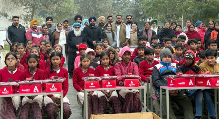 ਰੀਗਨ ਆਹਲੂਵਾਲੀਆ ਵਲੋਂ ਸਕੂਲ ਦੇ ਬੱਚਿਆਂ ਨੂੰ ਗਰਮ ਵਰਦੀ ਤੇ ਬੂਟ ਵੰਡੇ