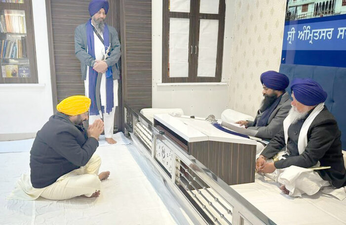 ਭਗਵੰਤ ਮਾਨ ਨੇ ਸਪੱਸ਼ਟੀਕਰਨ ਸੌਂਪਿਆ, ਜਥੇਦਾਰ ਨੇ ਮੁੱਖ ਮੰਤਰੀ ਨੂੰ ਸਿੱਖ ਰਹਿਤ ਮਰਿਆਦਾ ਦੀ ਕਾਪੀ ਦਿੱਤੀ